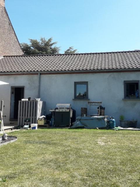 Lermoyeux : Tiny-house pour personne âgée accolée à une habitation familiale.